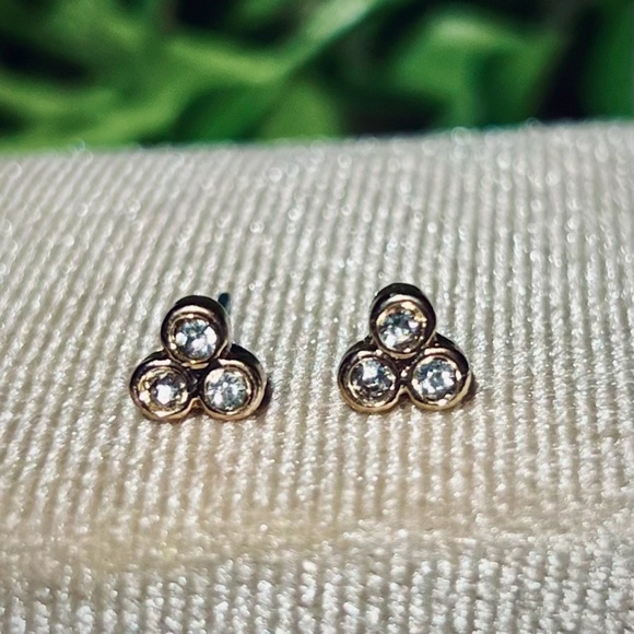 New Gold Crystal Stud Earrings 3 bezel set stones Hypoallergenic Earrings - Picture 3 of 9